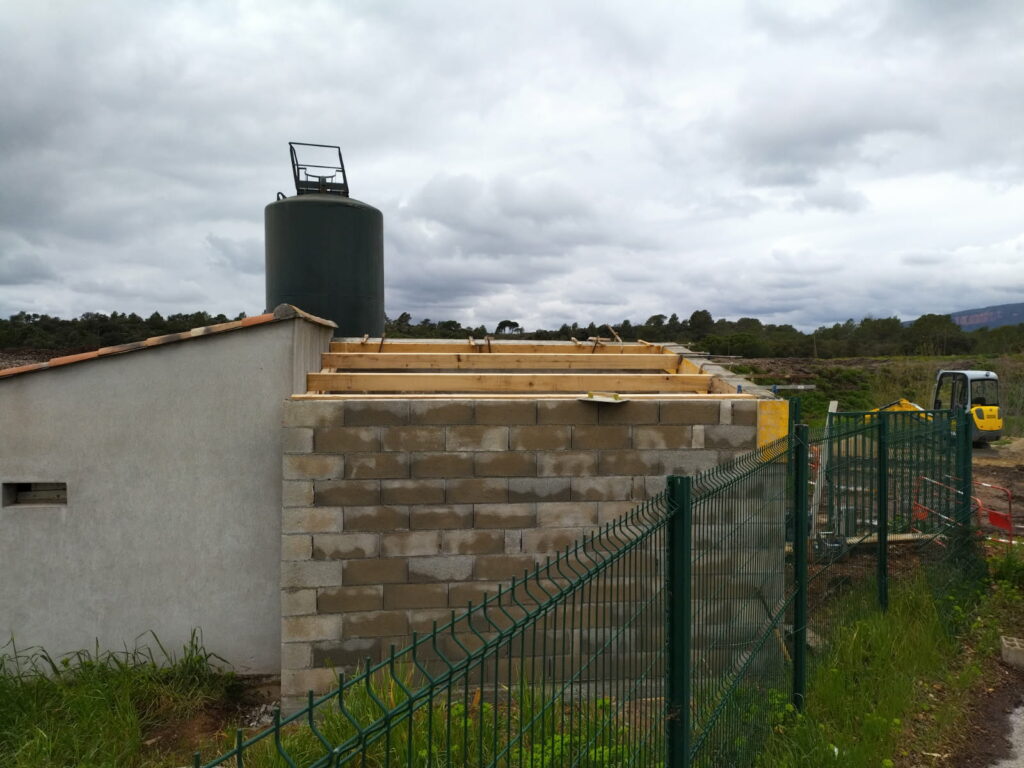 construction d'un abri pour le surpresseur