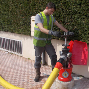 Contrôle d'un poteau incendie par un technicien de Sud Hydrants
