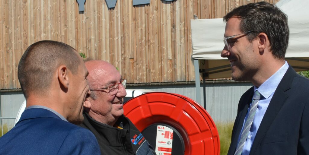 De gauche à droite : M GNERUCCI Yoann1ER Adjoint de la ville de Roquebrune s/Argens , M. JAGUNIC Jadranko dirigeant de la société Sud Hydrants, M. BABRE Simon Prefet du département du Var
