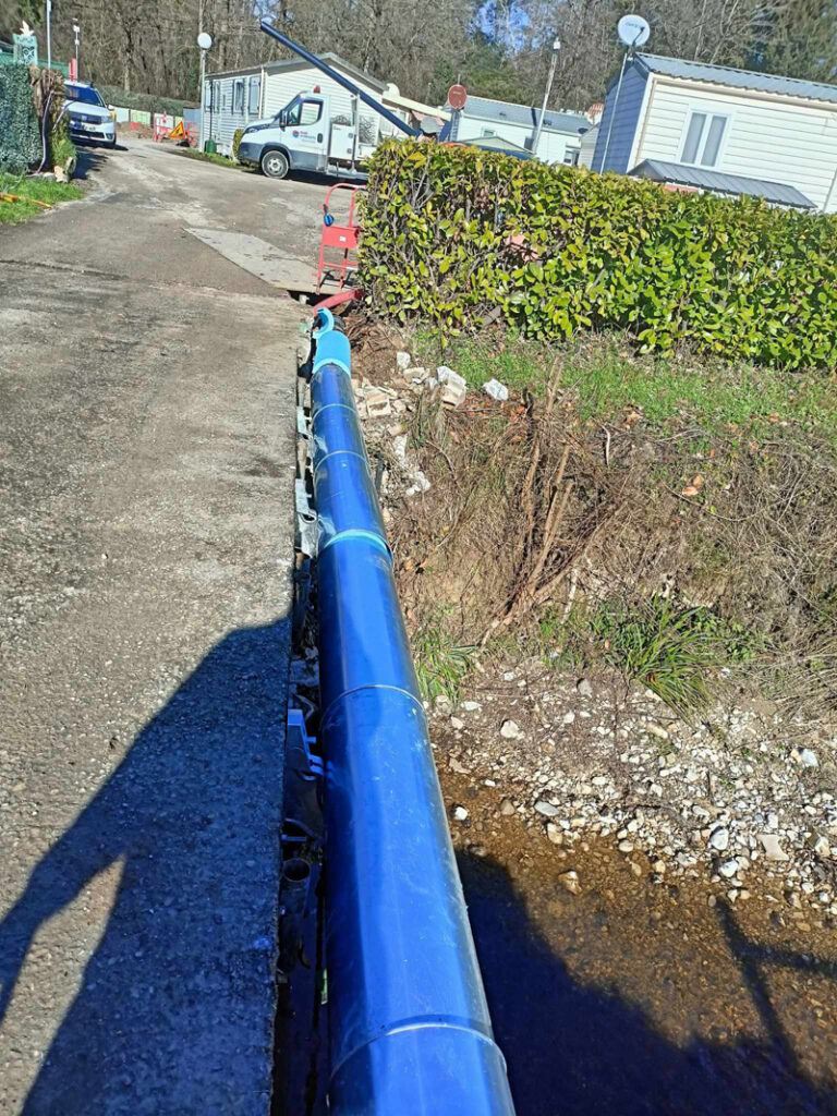 Conduite installée en traversée de pont.